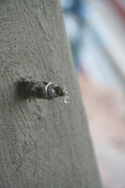 So sieht ein Verpressanker nach dem Verpressen aus.
Hier ist auch gut der Sanierm&ouml;rtel zu erkennen, der den Beton zuk&uuml;nftig vor der Witterung sch&uuml;tzen wird.
