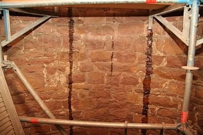 Im Inneren Turmes, oberhalb des Glockenstuhles, ist das Harz an einigen Stellen sogar die Wand heruntergelaufen. So kann man sicher sein, dass alle Risse komplett verf&uuml;llt sind.