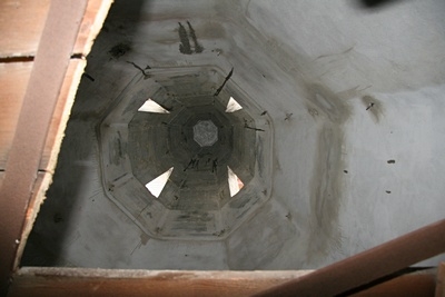 Der Holzboden im Inneren wurde an einer Stelle aufgesägt.

Hier ein Blick durch diese Öffnung bis in die Turmspitze.

Gut zu erkennen sind die 4 Lüftungsöffnungen nahe der Spitze
