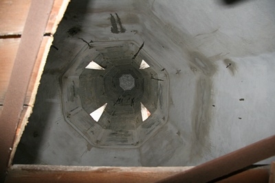 Der Holzboden im Inneren wurde an einer Stelle aufges&auml;gt.

Hier ein Blick durch diese &Ouml;ffnung bis in die Turmspitze.

Gut zu erkennen sind die 4 L&uuml;ftungs&ouml;ffnungen nahe der Spitze
