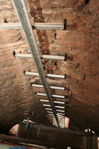 Das ist die 12 Meter hohe Leiter, die nun vom Boden des Glockenstuhles bis zum Holzboden f&uuml;hrt.

Auf dem mittleren Steg der Leiter l&auml;uft ein Schlitten mit Sicherungshaken.
Wer k&uuml;nftig den Turm besteigen will, muss sich zuerst einhaken, denn ein Fall von Leiter k&ouml;nnte t&ouml;dlich enden.
