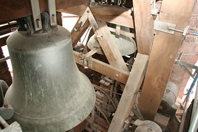 Hier noch ein Blick in den Glockenstuhl.

Jeweils 2 Glocken h&auml;ngen hier auf 2 Ebenen nebeneinander.
