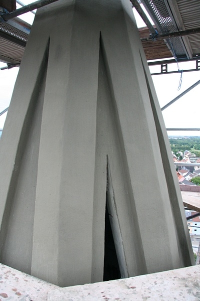 Hier nun der fast fertige Turmhelm von au&szlig;en.
Die Verpressanker sind zwischenzeitlich alle entfernt und die L&ouml;cher verschlossen.
