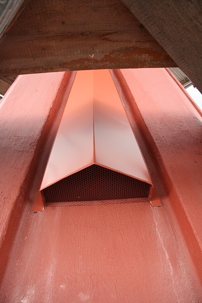 Diese wurden inzwischen von außen mit Aluminiumblech verkleidet.
Unten ist ein Lochblech eingearbeitet.
So kann die Luft auch zukünftig frei zirkulieren.