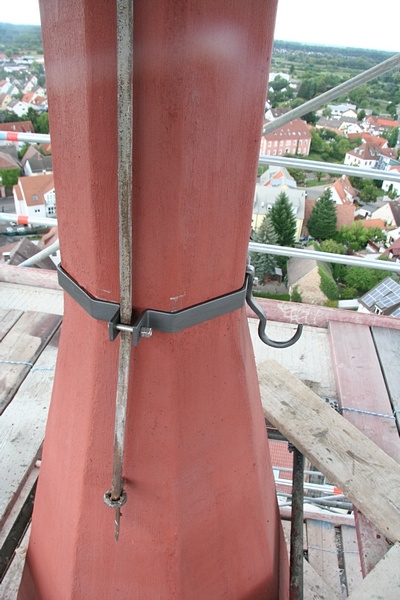 Auch der verrostete Blitzableiter muss erneuert werden.
Der obere Haltebügel wurde mittlerweile erneuert.