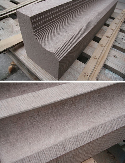Hier sehen Sie eine neue Fensterlaibung.

Oben: Das maschinell vorgefr&auml;ste Sandsteinteil.

Unten wurde das Teil vom Steinmetz bereits in seine endg&uuml;ltige gebracht.
