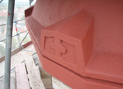 Solche Details, wie diese 8 Reliefs am Turmhelm sind mit blo&szlig;em Auge von unten nicht zu erkennen.