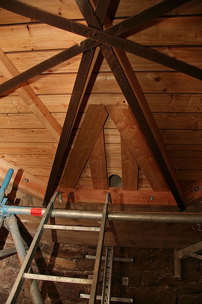 Zus&auml;tzlich wurde der Zwischenboden direkt an den Au&szlig;enw&auml;nden verankert.

Hier ist gut das obere Ende der neuen, 12 Meter hohen Leiter zusehen. (siehe Baubericht Nr. 35)

Dar&uuml;ber die neue, dreieckige  Einstiegsluke ins Innere des Turmhelmes.

Dieser erh&auml;lt in den n&auml;chsten Tagen auch noch eine Innenbeleuchtung.
So werden zuk&uuml;nftige Inspektionen des Turmhelms deutlich vereinfacht.

Die Arbeiten im Inneren sind somit nahezu abgeschlossen und das Innenger&uuml;st kann bald abgebaut werden.
