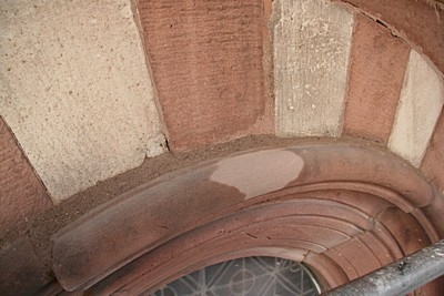 Auch die breiten Fugen &uuml;ber den Fensterb&ouml;gen werden verschlossen.