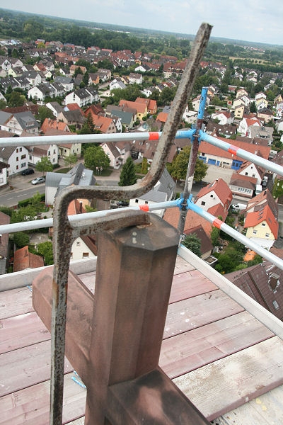 Die Spitze des Blitzableiters ragt nochmals ca. 50 cm &uuml;ber das Turmkreuz hinaus.
Dieser Teil des Blitzableiters besteht aus massivem Stahl und ist fest mit dem Turmkreuz verbunden.

Daher blieben die oberen 3 Meter des urspr&uuml;nglichen Blitzschutzes erhalten.
