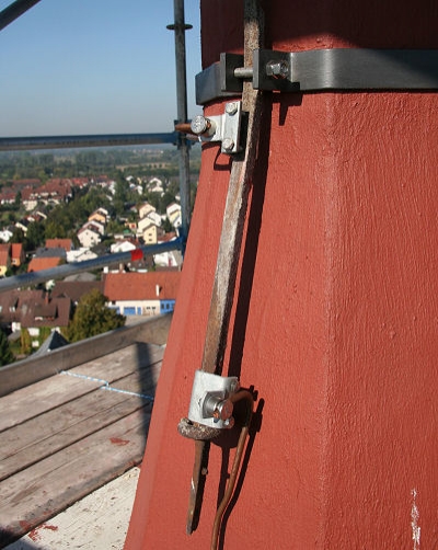 Daran wurden zwei neue Kupferleiter angeschlossen.

Diese Redundanz soll sicherstellen, dass der Blitzschutz auch bei einer Besch&auml;digung eines der Kupferleitungen noch funktioniert.

