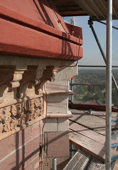 Die beiden Kupferleiter laufen an unterschiedlichen Seiten au&szlig;en am Turm Richtung Erdboden.