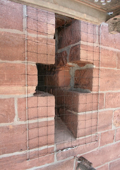Alle &Ouml;ffnungen in den Turm m&uuml;ssen âtaubensicherâ gemacht werden.

Daher werden vor alle &Ouml;ffnungen Netze aus witterungsbest&auml;ndigem Material gespannt.

Diese sind von unten mit blo&szlig;em Auge nicht erkennbar.
