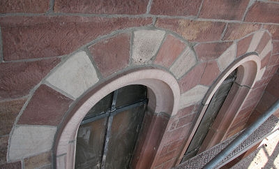 Jetzt noch ein Blick auf die Bogenfenster unterhalb der Glockenstube.

In diesen Bereich mussten die meisten Fensterlaibungen komplett durch neue Sandsteinelemente ersetzt werden.

Die alten Teile waren so verwittert, dass eine Erhaltung der Elemente nicht m&ouml;glich war. 
