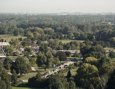 Abschlie&szlig;end noch ein Blick vom Turm:

Hier sehen Sie einen Blick auf den monatlich stattfindenden, gro&szlig;en Flohmarkt neben dem Schulzentrum M&ouml;rsch.
