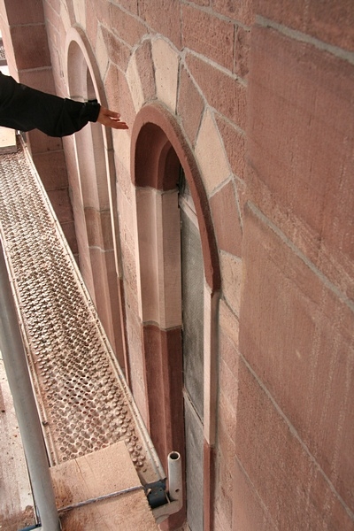 Hier werden die sanierten Fensterlaibungen begutachtet.
Auffällig ist, dass der Farbunterschied zwischen den neuen Sandsteinelementen und den mit Dichtschlämme sanierten Steinen zu groß ist.
Hier muss eine zweite Schicht Dichtschlämme aufgetragen werden, deren Farbgebung besser zu den Sandsteinen passt.