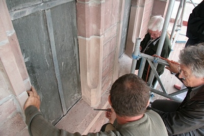 Auch die teils maroden Fenstersimse werden hier begutachtet.
Diese können jedoch erst saniert bzw. ausgetauscht werden, wenn der obere Teil des Gerüstes abgebaut wurde, da vor den Fenstersimsen zu viele Querträger sitzen.
Danach werden auch noch jene Fensterscheiben ersetzt, die gerissen oder gebrochen sind.