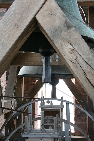 Das Innengerüst wurde bereits abgebaut, da der Zugang zum Turmhelm nun nahezu fertiggestellt ist.
Mehr dazu im nächsten Baubericht.
Bis in den nächsten Tagen die neuen Schallläden eingebaut werden, ist die Sicht auf den Glockenstuhl und die Glocken nun frei.