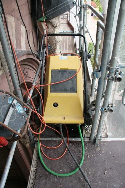 Wer die letzten Tage an der Kirche vorbeigelaufen ist, wird bemerkt haben, dass ständig Wasser das Gerüst heruntertropft.
Da dieses bereits in nächster Zeit teilweise zurückgebaut werden soll, und die Steinmetzarbeiten im oberen Turnbereich abgeschlossen sind, werden der gesamte obere Turmbereich und der Turmhelm gründlich mit einem Hochdruckreiniger abgestrahlt.
Alle Oberflächen werden gereinigt und von Staub befreit.
Somit kann unser Kirchturm schon bald wieder in neuem Glanz erstrahlen.