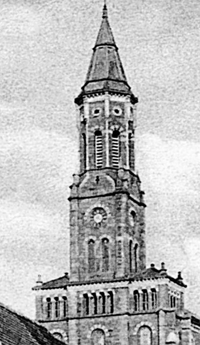 So sah die Turmuhr vor der Zerst&ouml;rung im Krieg aus.

Das Ziffernblatt war kleiner als heute und ein St&uuml;ck in den Turm zur&uuml;ckversetzt.
An diesem hohen Kirchturm wirkten diese Ziffernbl&auml;tter etwas zu klein.

Zudem kann man erkennen, dass die Uhr r&ouml;mische Ziffern hatte.
