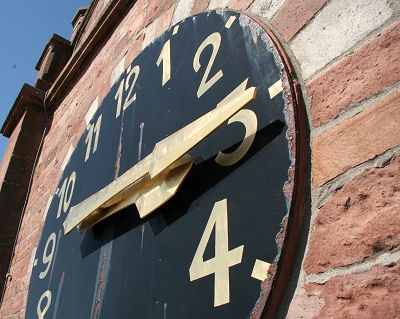 Nach dem Krieg hat man dann gr&ouml;&szlig;ere Ziffernbl&auml;tter angebracht, die von ihren Proportionen besser zum Turm passten. Sie &uuml;berdecken nun den gesamten Mauerabsatz, der vor dem Krieg die Uhr umfasste.

Der Einfachheit halber hat man arabische Ziffern auf die Uhrbl&auml;tter gemalt.
