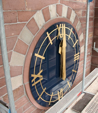 So sehen nun die neuen Ziffernbl&auml;tter aus.
Man hat sich entschlossen wieder r&ouml;mische Ziffern anzubringen.
Damit die Uhr nicht &uuml;berladen wirkt, wurden nur die Viertelstunden mit Zahlen versehen.

Das Ziffernblatt ist nun etwas gr&ouml;&szlig;er als das Original vor dem Krieg und etwas kleiner als das Bisherige.

Die Zeiger waren durch ihre Vergoldung noch so gut erhalten, dass sie wieder verwendet werden konnten.
Sie mussten lediglich etwas aufpoliert werden.
