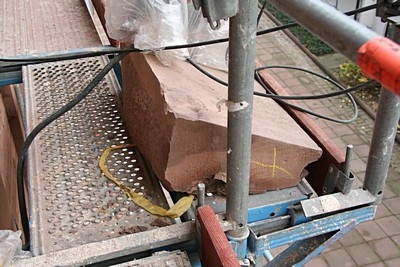 ...das  kaputte Sandsteinst&uuml;ck liegt noch auf dem Ger&uuml;st.