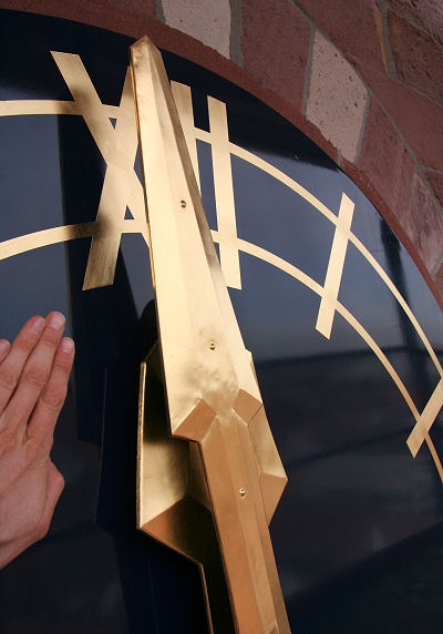 Auf dem vorherigen Bild wirkt das Ziffernblatt durch die Perspektive sehr klein.
Der Gr&ouml;&szlig;en Vergleich zeigt jedoch die tats&auml;chliche Gr&ouml;&szlig;e.

Das Ziffernblatt hat nun einen Durchmesser von ca. 1,6 Metern.
Der Gro&szlig;e Zeiger ist 1,13 Meter lang.
