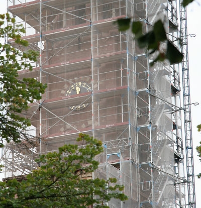 Abschlie&szlig;end noch ein Blick auf die neuen Ziffernbl&auml;tter von der Gro&szlig;en Kirchenstra&szlig;e her.
Trotz Ger&uuml;st hat man schon einen guten Eindruck von der neuen Optik.

Wenn ab n&auml;chster Woche das Ger&uuml;st bis zum Turmansatz zur&uuml;ckgebaut wird, werden wir alle zum ersten Mal den sanierten Turm in seiner neuen Pracht bestaunen k&ouml;nnen.
