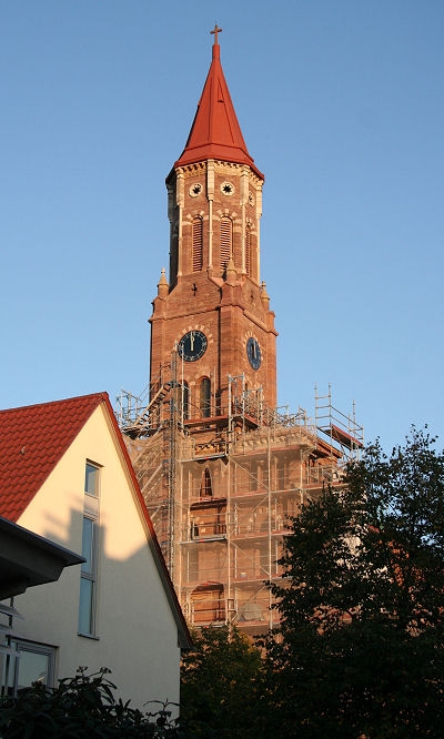 Mittlerweile ist das Ger&uuml;st bis zum Turmansatz zur&uuml;ckgebaut worden.