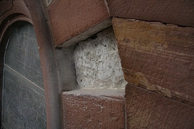 Auch die wei&szlig;en Sandsteinbl&ouml;cke &uuml;ber den Fensterb&ouml;gen m&uuml;ssen teilweise ersetzt werden.