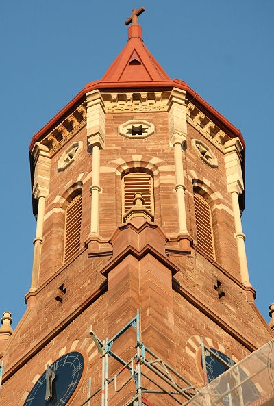 Nicht nur das Ziffernblatt erstrahlt in neuem Glanz.
Der ganze Turm ist  vom Dreck der letzten 25 Jahre befreit und der Turmhelm leuchtet wieder weithin in strahlendem Rot.
