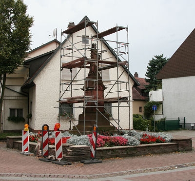 Aber nicht nur wir renovieren flei&szlig;ig.
Auch die Stadt saniert gerade das Kriegerdenkmal neben der Kirche.
Mit unserer Turmsanierung hat dies jedoch nichts zu tun.
