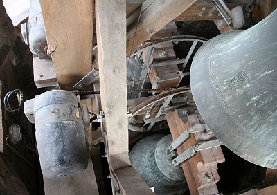 Hier sehen Sie von oben den Glockenstuhl.
Dieser wurde bereits vom Baustaub gereinigt.

In den n&auml;chsten Tagen werden die Glocken, die L&auml;uteanlage und das Schlagwerk noch gewartet.
Unabh&auml;ngig von der Sanierung muss dies in regelm&auml;&szlig;igen Abst&auml;nden gemacht werden.

Links unten sehen sie zwei der vier L&auml;utemotoren, die &uuml;ber eine Kette die Glocken beim L&auml;uten zum Schwingen bringen.

Rechts oben sehen Sie einen der 4 Schlagh&auml;mmer zum Schlagen der Glocken. Diese werden &uuml;ber lange Drahtseile von der Turmuhr gesteuert.

Die Glocken d&uuml;rfen zu den Viertelstunden niemals gel&auml;utet werden, da sonst die Schlagh&auml;mmer abrei&szlig;en w&uuml;rden.
