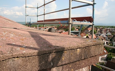 Ein weiterer großer Schaden wurde an den beiden Seitendächern rechts und links vom Turm entdeckt.
Auch diese wurden im Krieg schwer beschädigt und mit viel Beton wiederhergestellt.
Dieser Beton ist an der Oberfläche mittlerweile stark beschädigt.