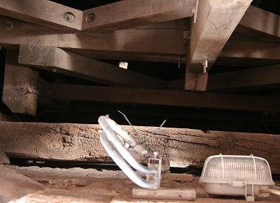 Zum Schluss noch eine Bild von einem Holzbalken neben dem Glockenstuhl.
Dieser weist zwar nur oberfl&auml;chliche aber dennoch deutliche Brandspuren vom Granatbeschuss im Krieg auf.
