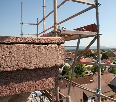 Die Betondeckplatten der Seitendächer haben sich großflächig vom Untergrund gelöst und standen fingerdick von der tragenden Betonplatte ab.
Mit dieser Deckschicht wurde nach dem Krieg die leichte Dachschräge nachbildet.