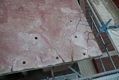 Anschließend wurden von oben große Löcher durch den Beton gebohrt.