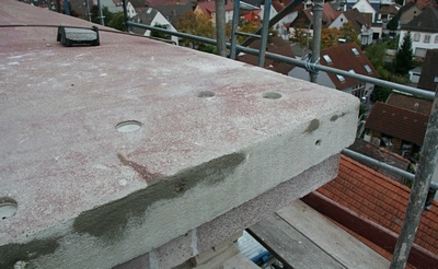 Dann wurden die Risse mit einem speziellen Saniermörtel ausgegossen, der anfänglich so flüssig wie Wasser ist und in jede noch so kleine Ritze dringt.
Nach dem Aushärten ist er jedoch wie Beton.
