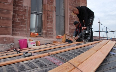 Nach dem Aushärten wurden die Dachflächen komplett mit Dachpappe abgedichtet.