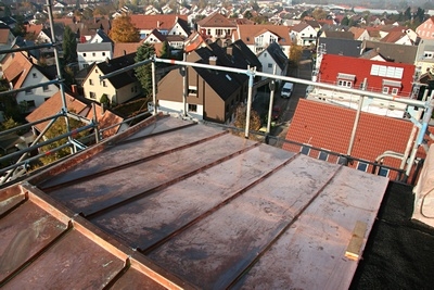 Dieses Dichtet die Dachflächen über viele Jahrzehnte sicher gegen Wind und Wetter ab.
Das anfänglich glänzende Kupfer wird im Laufe der Jahre eine matte, braune Farbe annehmen und vom umgebenden Sandstein dann nicht mehr zu unterscheiden sein.