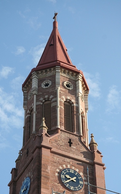 Zunächst aber ein Blick auf den sanierten Turm - ohne Gerüst.