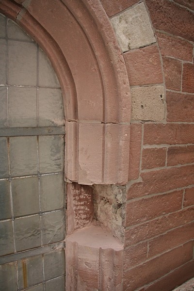Hier wurde ein Teil eines Fensterbogens entfernt, um den Zustand das des dahinterliegenden Mauerwerks burteilen zu können.