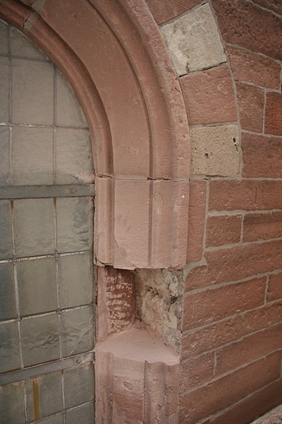 Hier wurde ein Teil eines Fensterbogens entfernt, um den Zustand das des dahinterliegenden Mauerwerks burteilen zu k&ouml;nnen.