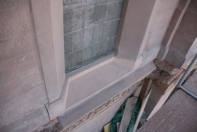 Mittlerweile wurden bereits neue Sandsteine eingesetzt.
Hier sieht man einen neuen Gesimsabschnitt und eine neue Fensterbank.