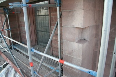 Das erneute verputzen erscheint hier keine dauerhafte Lösung zu sein.
Daher werden an solchen Stellen sog. Vierungen angebracht.
D.h. ein Teil des Steines wird sauber herausgeschnitten und die Lücke durch einen neuen Sandsteinquader aufgefüllt.