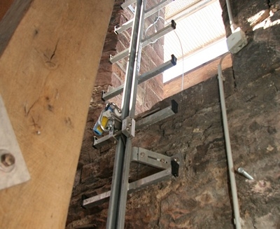 Von da aus führt die neue Leiter 12 Meter senkrecht nach oben.
Natürlich muss man sich beim Besteigen der Leiter sichern.
Ein Ausrutscher wäre hier tödlich.
Dafür gibt es in der Mitte der Leiter eine Führungsschiene mit einem Sicherheitskarabinerhaken.