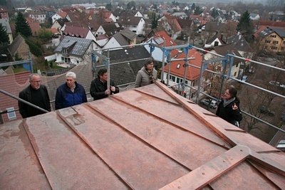 Ein Teil des Stiftungsrates hat sich mit den beiden Architekten Herrn Bistritz und Frau Huber auf das Gerüst gewagt um vor Ort den Stand der Sanierung zu begutachten.