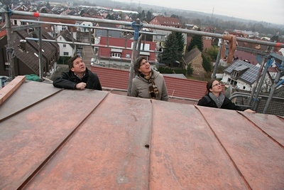 Dabei wurde auch der bereits fertig sanierte Turm betrachtet.