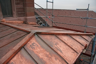 Die beiden Seitendächer neben dem Turm sind mittlerweile fertig verblecht.
Dabei wurde auch die die Dachneigung erhöht und somit wieder der ursprünglichen Originaldachneigung von vor der Zerstörung angeglichen.